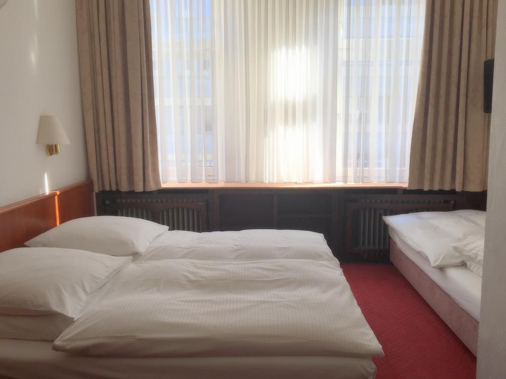 Hotel Bismarck Dusseldorf Room photo