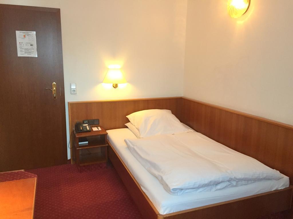 Hotel Bismarck Dusseldorf Room photo